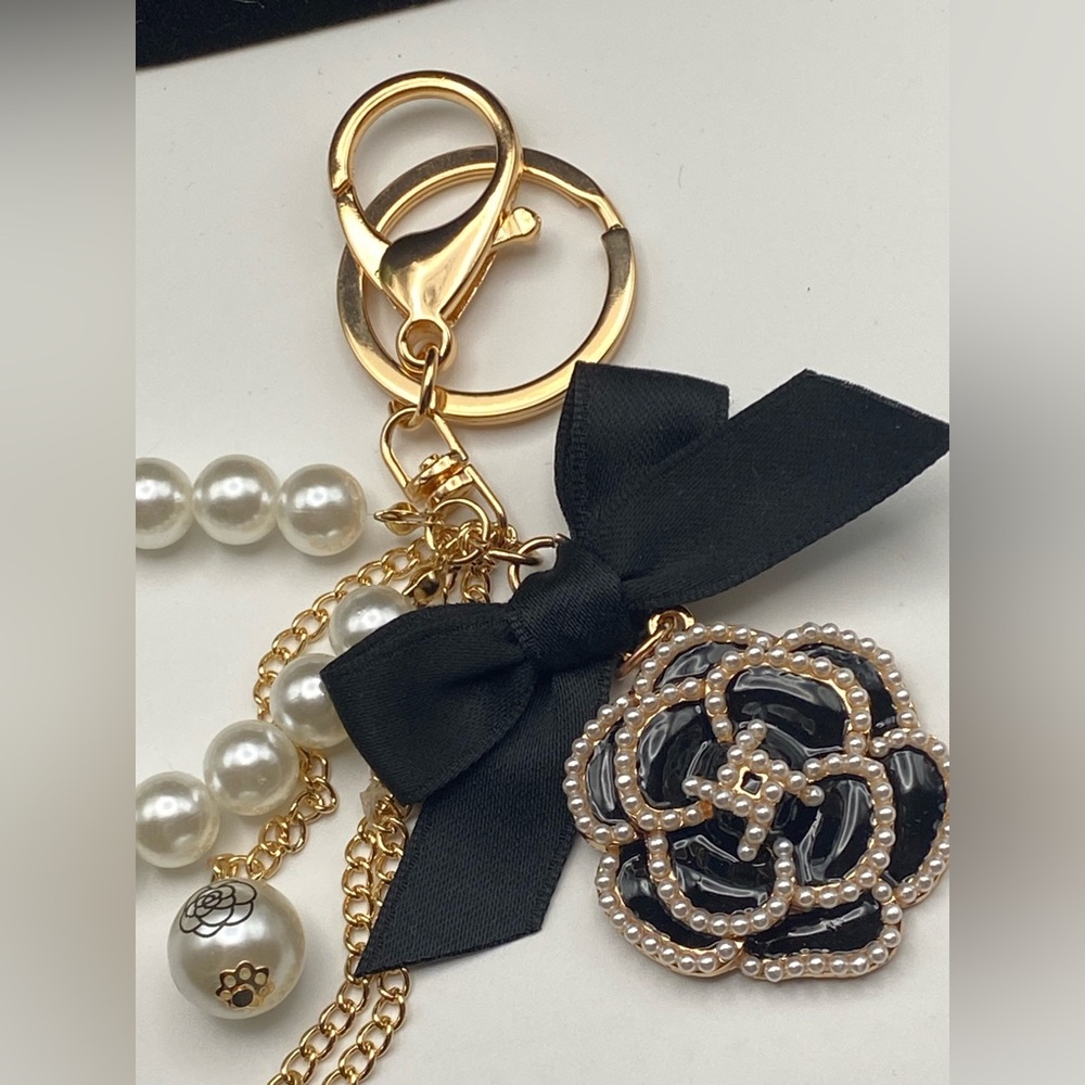 Elegant Pearl and Gold Keychain with Black Bow - Picture 4 of 4